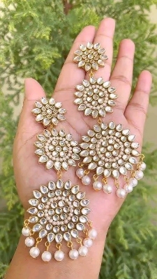 Picture of Gorgeous party wear antique golden necklace and earring set for girls and woman. - Gold