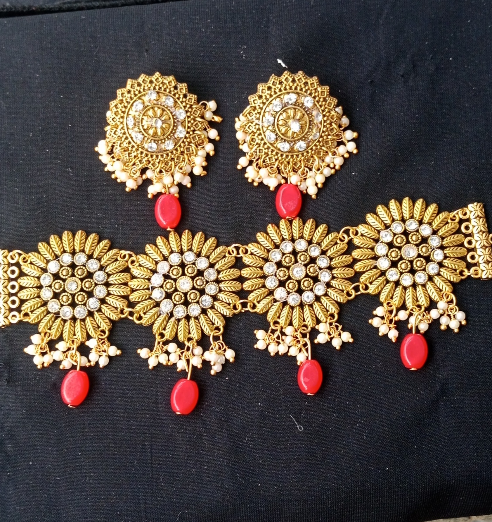 Picture of Gorgeous party wear antique golden necklace and earring set for girls and woman. - Gold