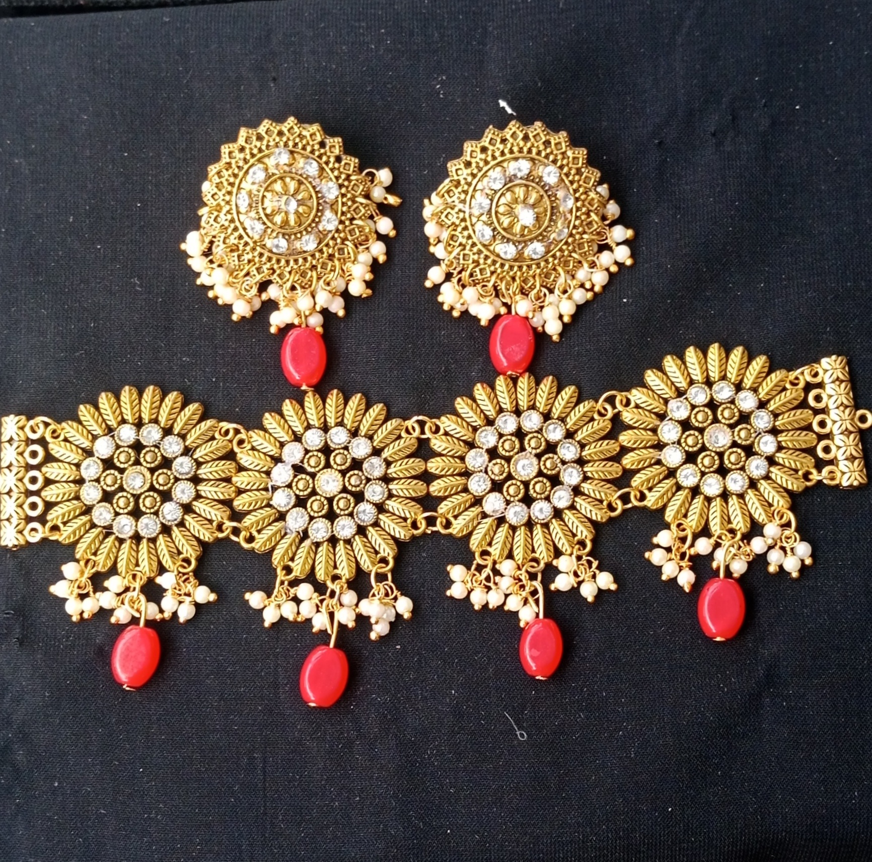 Picture of Gorgeous party wear antique golden necklace and earring set for girls and woman. - Gold