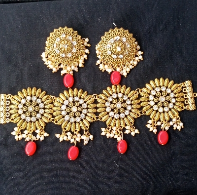 Picture of Gorgeous party wear antique golden necklace and earring set for girls and woman. - Gold