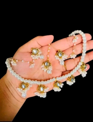 Picture of Gorgeous party wear antique golden necklace and earring set for girls and woman. - Gold