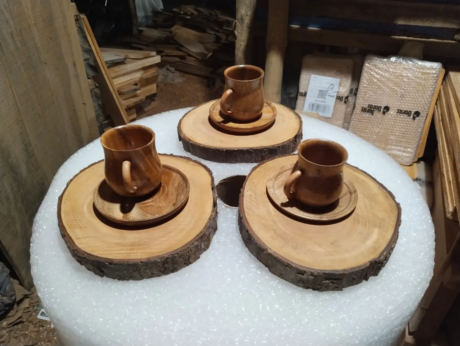 Picture of wooden slices tray with bark for food serving ( 7 inch  ) - Multicolor