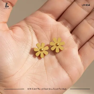 Picture of Modern Polished Daisy Gold Stud Earrings | 2 Years Color Guaranteed Golden