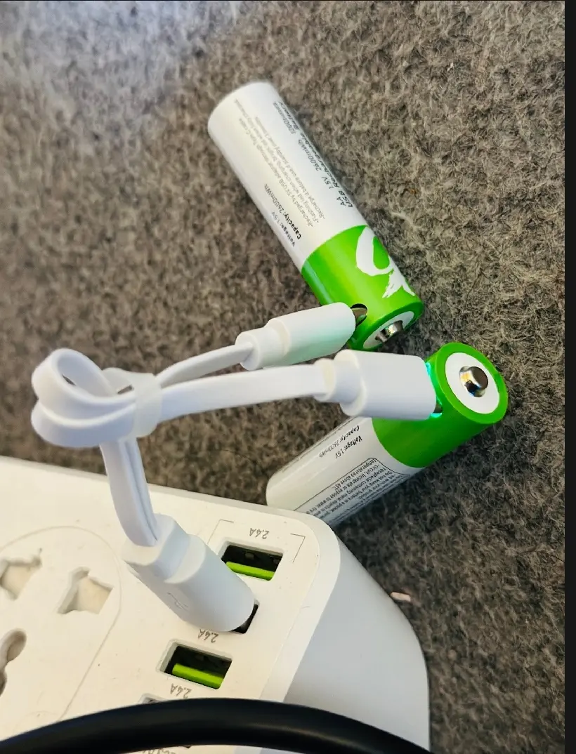 Picture of SmarToools RB40 AA 1.5V 2600mWh Rechargeable Battery (4Pcs Set) - White