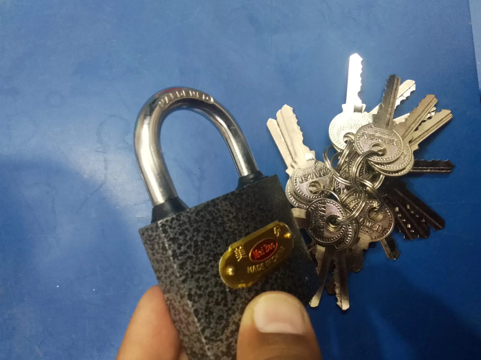 Picture of 63mm China Black Heavy Duty IRON Padlock Metal liver (Black)