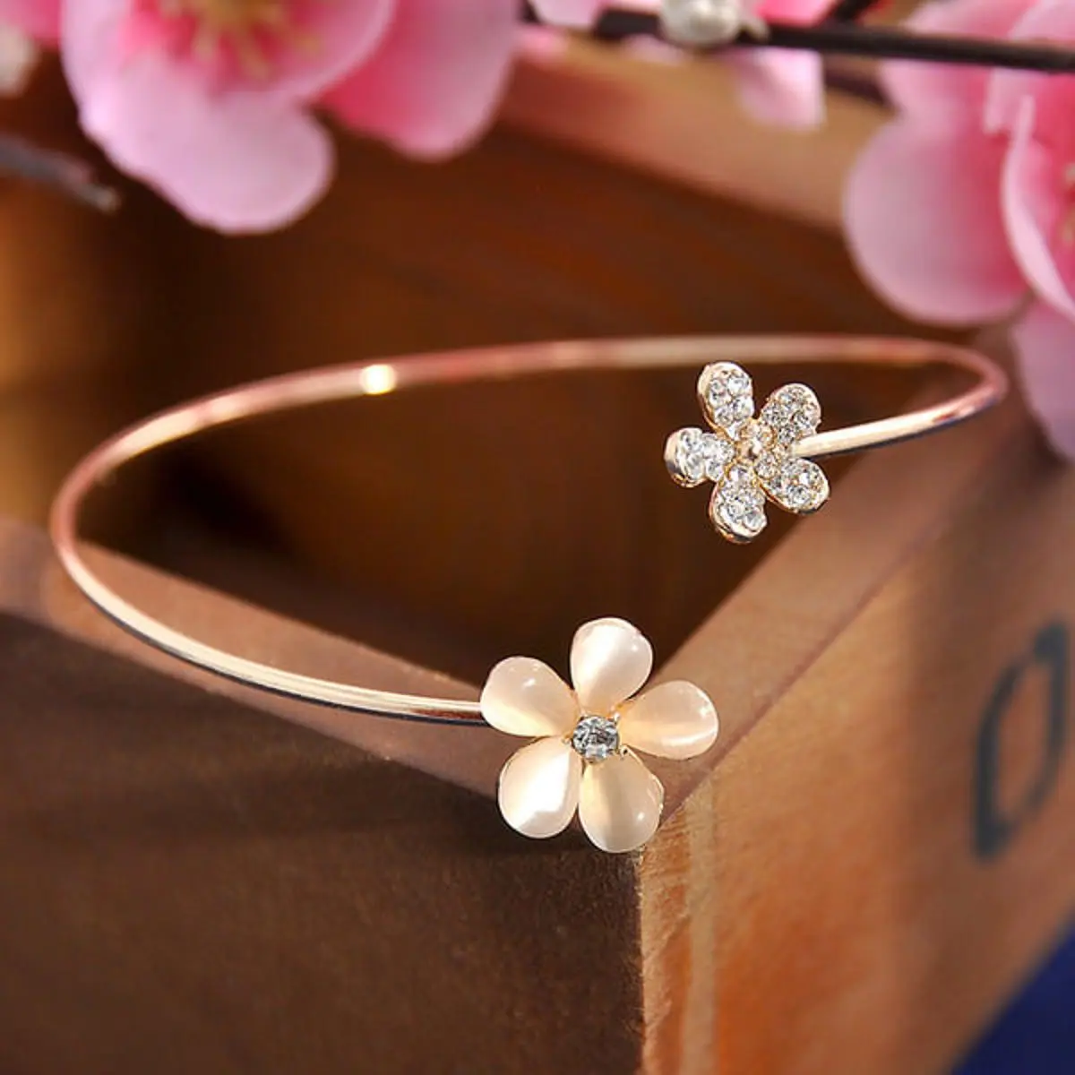 Picture of Korean Fashion Small Daisy Open Bracelet