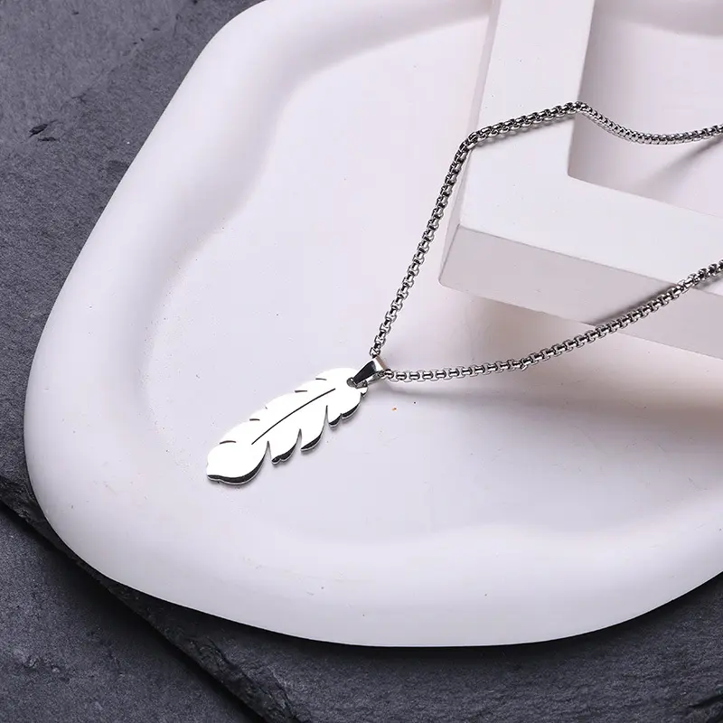Picture of Men's Necklace Stainless Steel with Lucky Leaf  Pendant and SilverChain  Stainless Steel