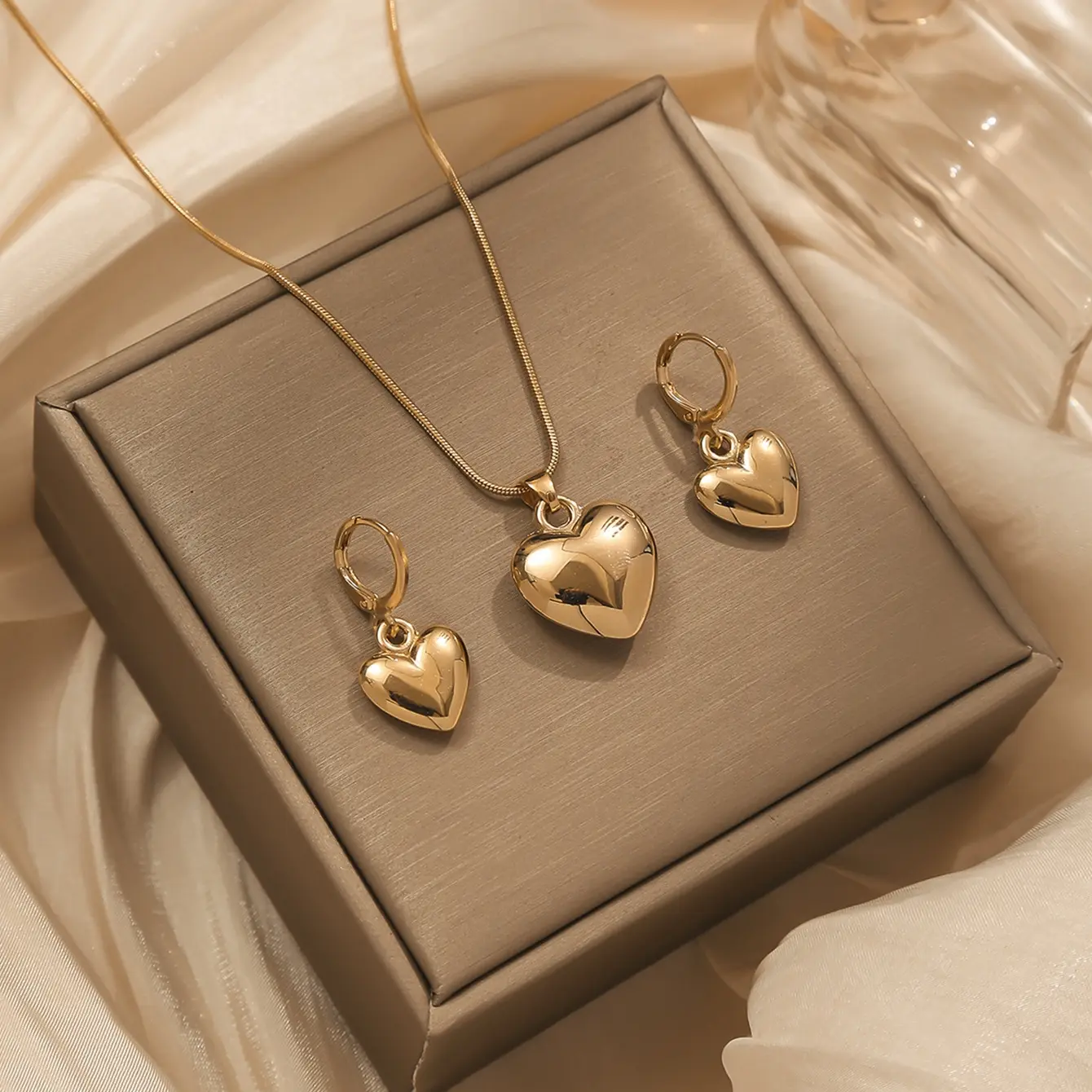 Picture of Fashion Golden Heart Pendant Earrings Necklace Bracelet Jewelry Set