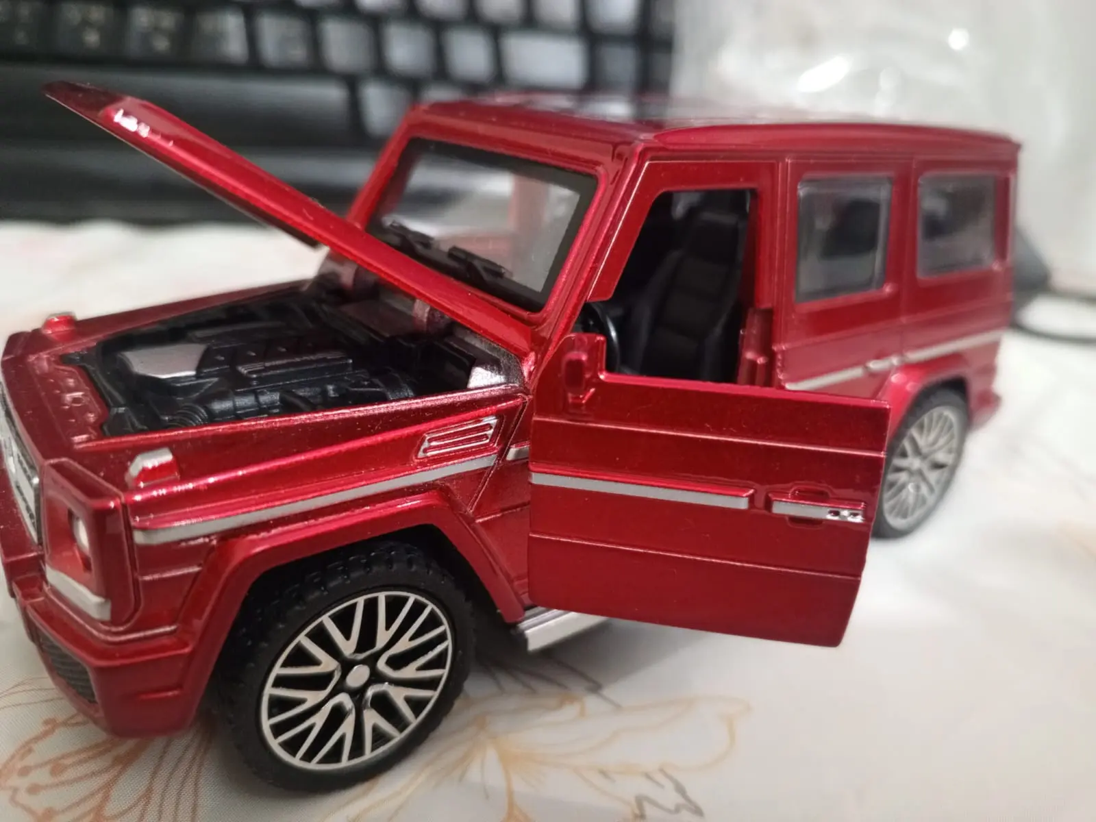 Picture of Red1:24 diecast alloy car mercedes benz die cast model g-class alloy toy car(Red)