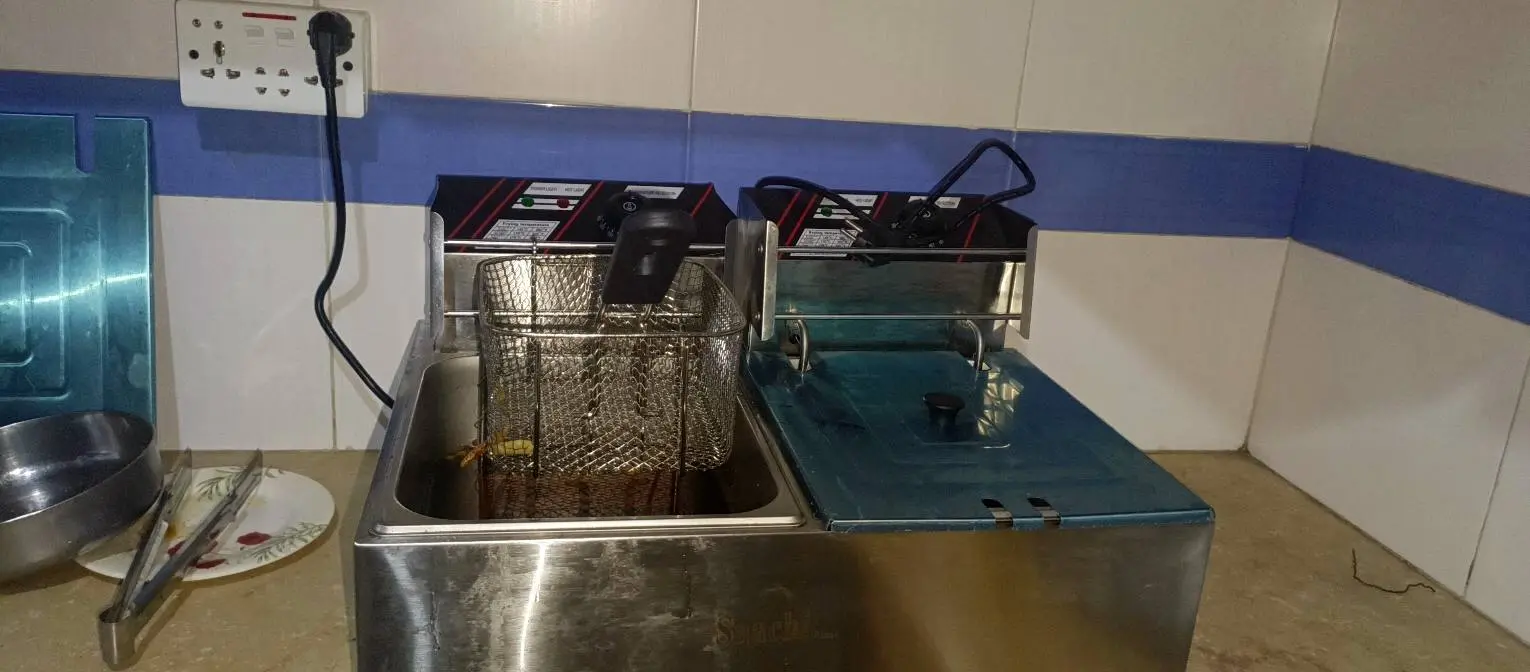 Picture of Commercial grade electric deep fryer.(Black)