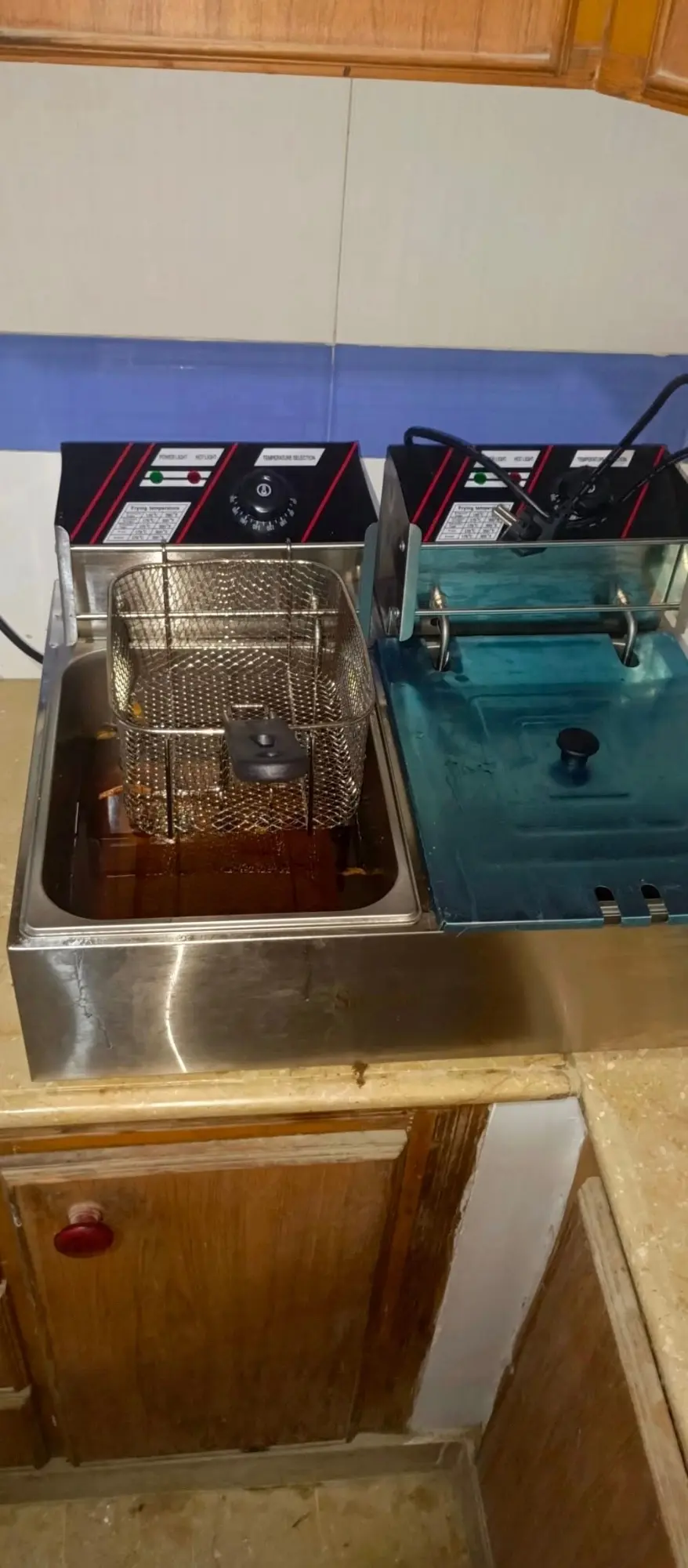 Picture of Commercial grade electric deep fryer.(Black)