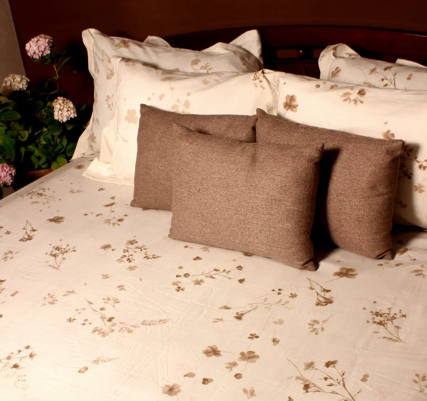 Picture of 100% Premium Cotton Bedsheet Set (Includes 1 Bedsheet and  4 Pcs Pillow Covers)