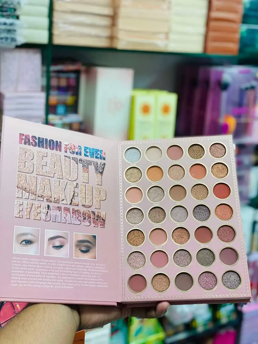 Picture of IGOODCO Fashion Makeup Beauty 135 Color Eyeshadow Palette Matte Eyeshadow Glittery Eyeshadow Shimmer Eyeshadow Colorful Eyeshadow