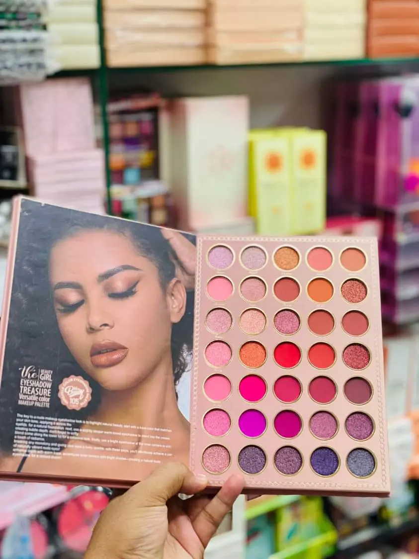 Picture of IGOODCO Fashion Makeup Beauty 135 Color Eyeshadow Palette Matte Eyeshadow Glittery Eyeshadow Shimmer Eyeshadow Colorful Eyeshadow