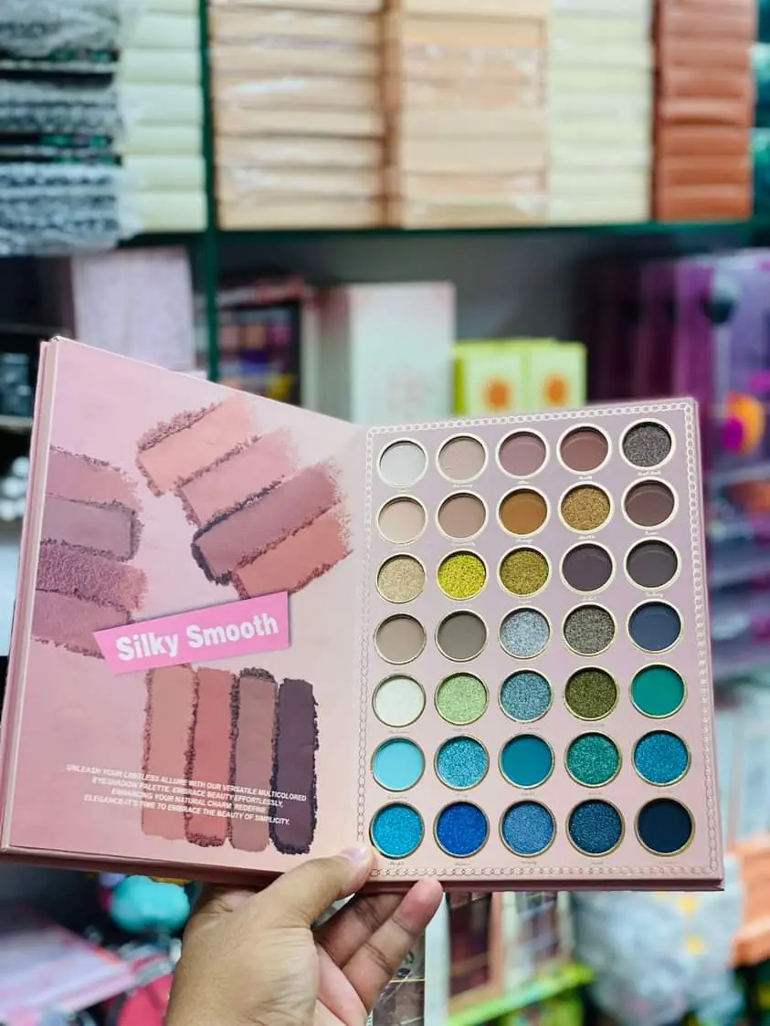 Picture of IGOODCO Fashion Makeup Beauty 135 Color Eyeshadow Palette Matte Eyeshadow Glittery Eyeshadow Shimmer Eyeshadow Colorful Eyeshadow