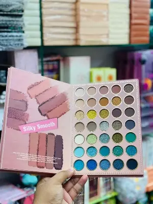 Picture of IGOODCO Fashion Makeup Beauty 135 Color Eyeshadow Palette Matte Eyeshadow Glittery Eyeshadow Shimmer Eyeshadow Colorful Eyeshadow