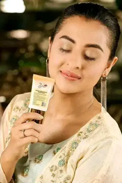 Picture of Zafran Brightenin*g Sunscreen SPF 50PA+++ - 30gm