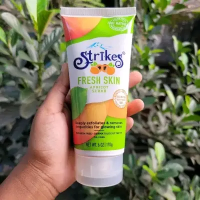 Picture of St. Ives Fresh Skin Apricot Scrub - Green