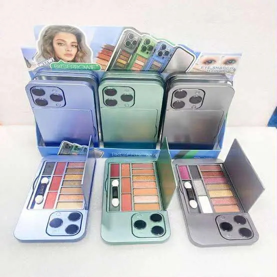 Picture of 2-in-1 Phone Case & Eyeshadow Palette