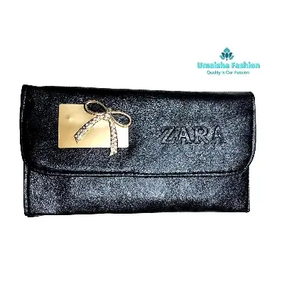 Picture of Woman CC Wallets Stylish and Fashionable Ladies Hand Bag