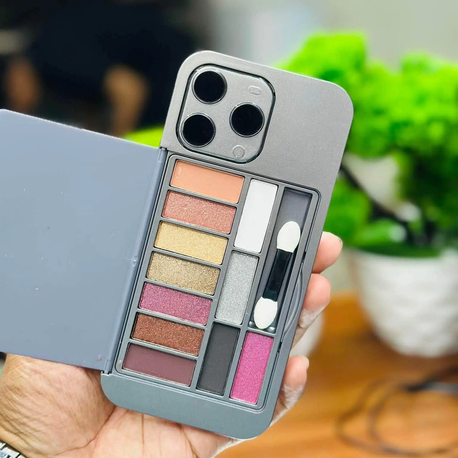 Picture of 2 In 1 Mirror + iPhone Eyeshadow Palette