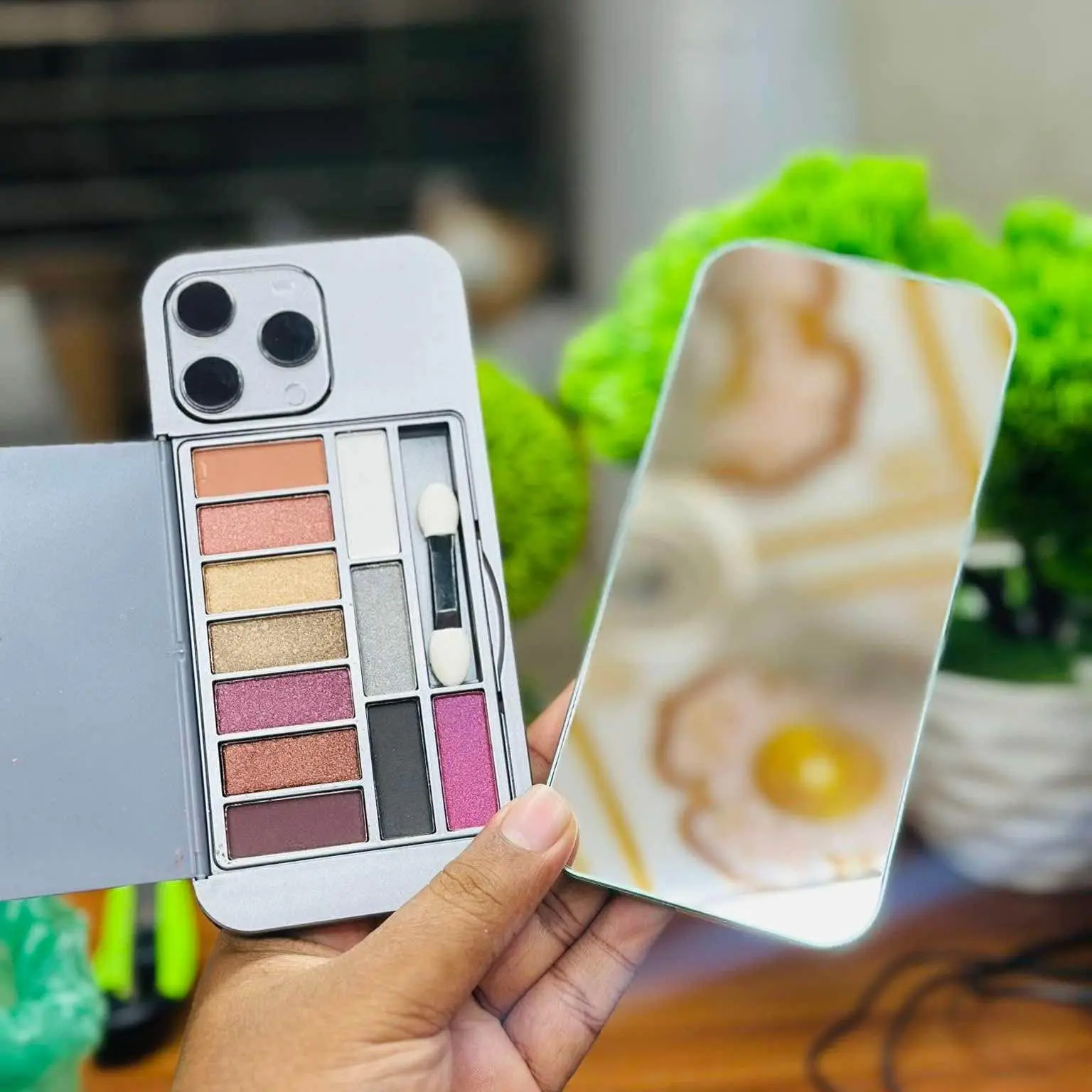 Picture of 2 In 1 Mirror + iPhone Eyeshadow Palette