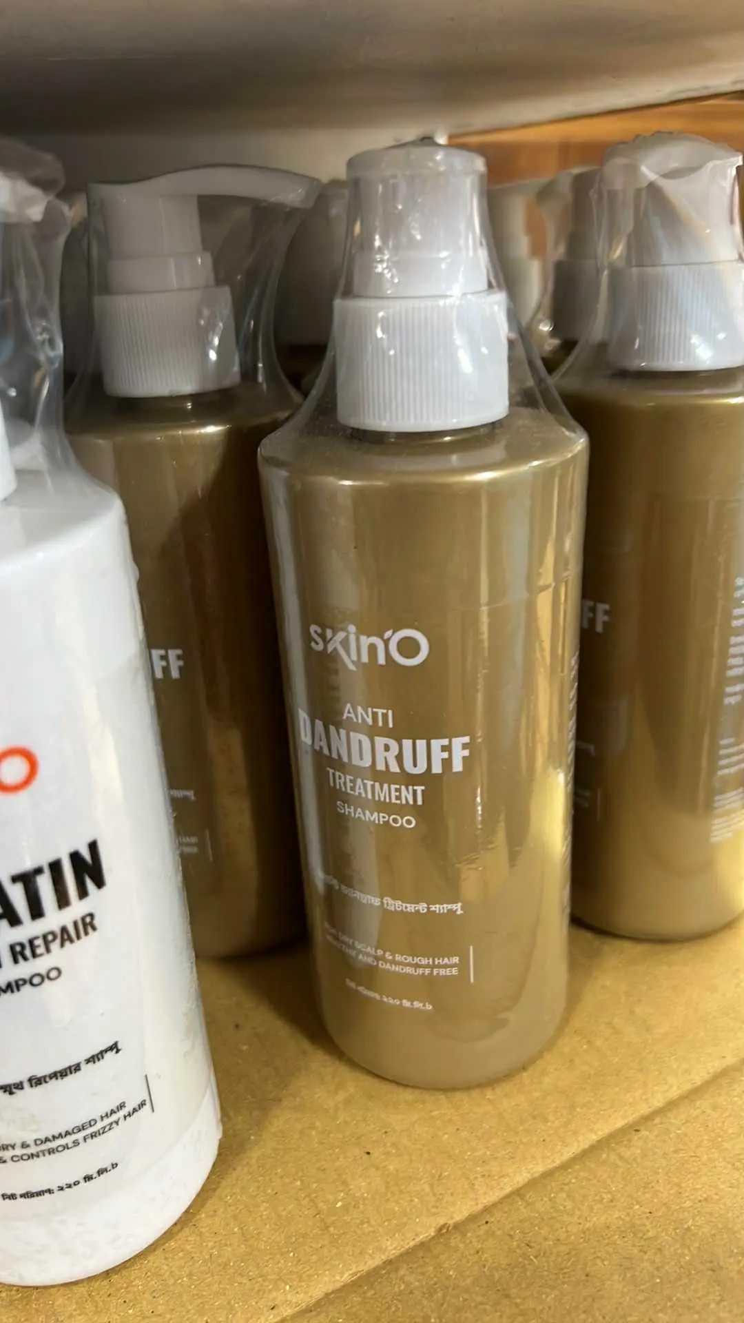 Picture of skinO Anti Dandruff Treatment Shampoo - 200ml to all hair type