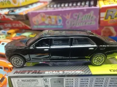 Picture of Limousine Car/Model Car - Multicolor