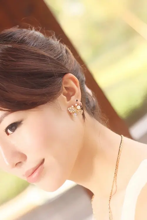 Picture of Korean version rhinestone butterfly wing earrings lady alloy butterfly stud earrings(Same as picture)