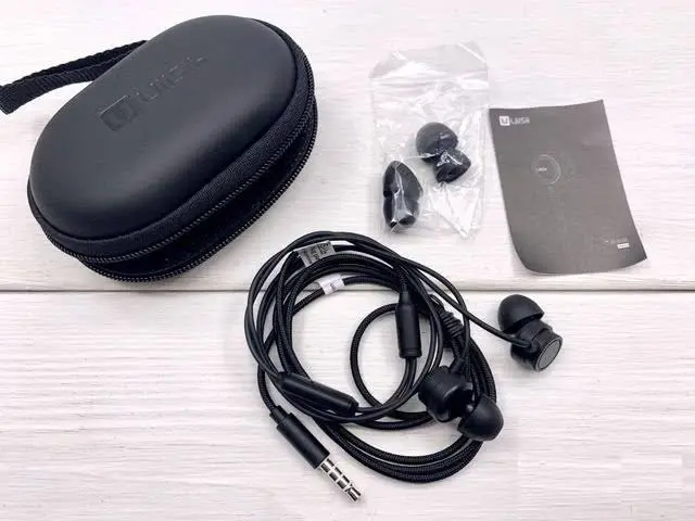 Picture of UiiSii HM13 In-Ear Earphone Wired Noise Cancelling Dynamic Heavy Bass Music Metal In-ear with Mic Earphone (Black)