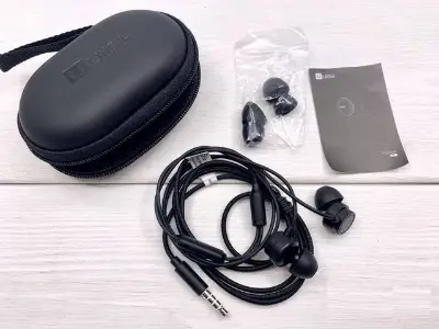 Picture of UiiSii HM13 In-Ear Earphone Wired Noise Cancelling Dynamic Heavy Bass Music Metal In-ear with Mic Earphone (Black)