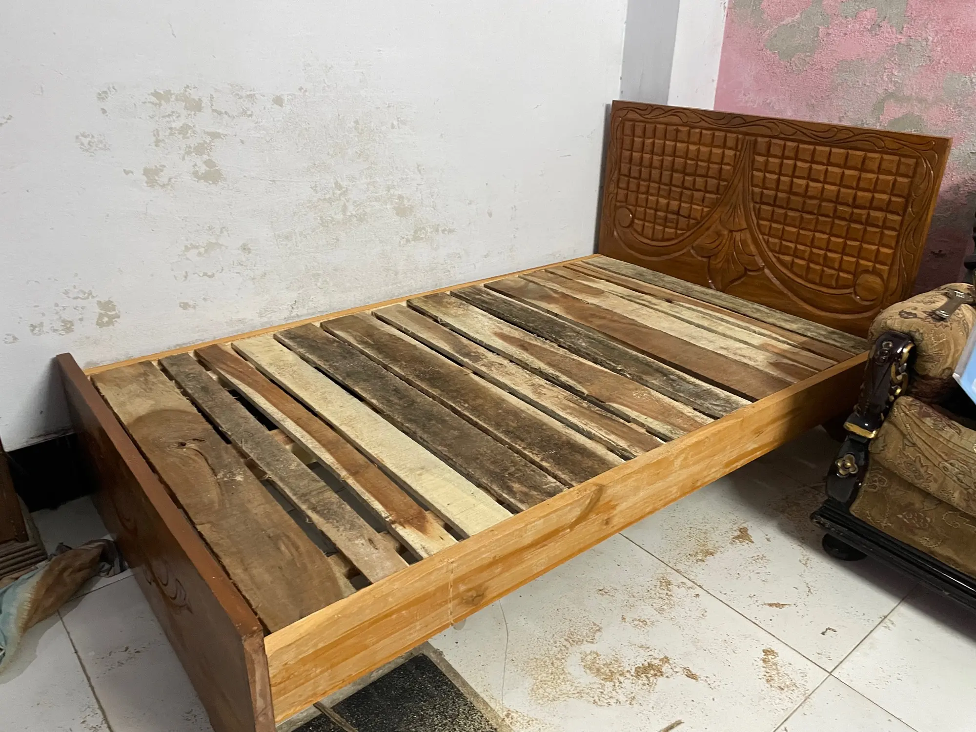 Picture of Bed solid jossori koroi kath English semi box 48incby81inc long - Brown - Single