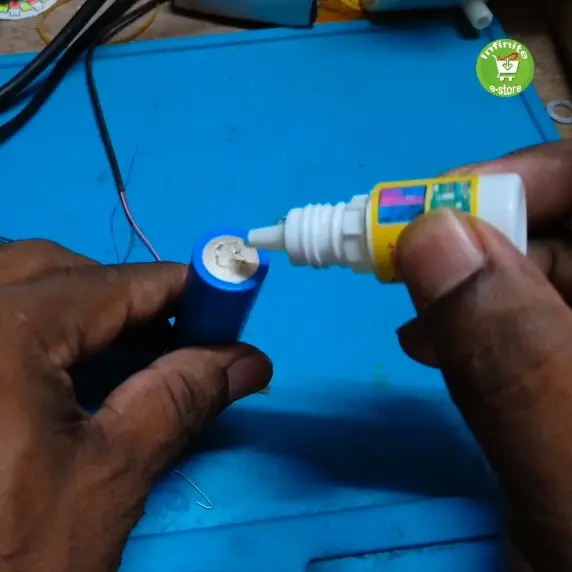 Picture of Strong Rosin Soldering Agent Non-Clean Flux White Stainless Steel Plate 18650 Battery Welding Water Flux Easy to Use and Maintain 