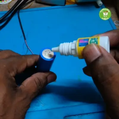 Picture of Strong Rosin Soldering Agent Non-Clean Flux White Stainless Steel Plate 18650 Battery Welding Water Flux Easy to Use and Maintain 
