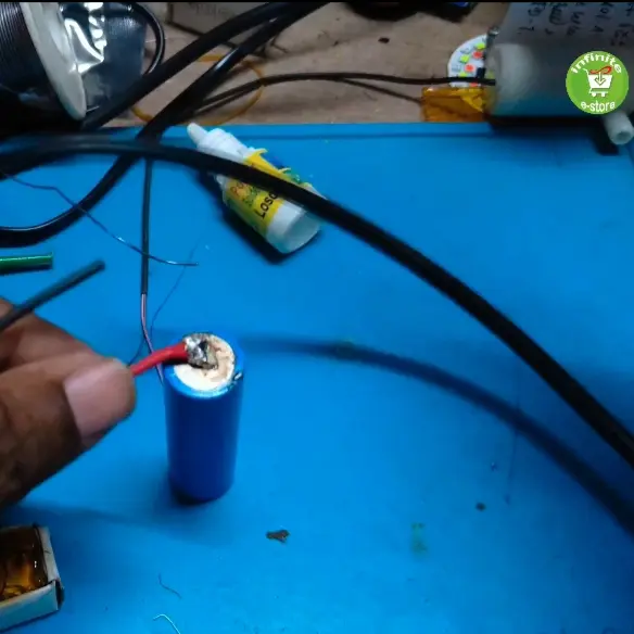 Picture of Strong Rosin Soldering Agent Non-Clean Flux White Stainless Steel Plate 18650 Battery Welding Water Flux Easy to Use and Maintain 