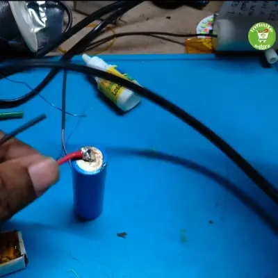 Picture of Strong Rosin Soldering Agent Non-Clean Flux White Stainless Steel Plate 18650 Battery Welding Water Flux Easy to Use and Maintain 