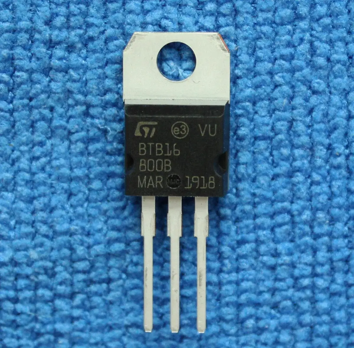 Picture of 3pcs BTB16-800 TO-220 Triac 2 Pcs 800V 16A AC Voltage Regulator For AC Switching Infrared Cooker Fan Regulator Light Dimmer Black