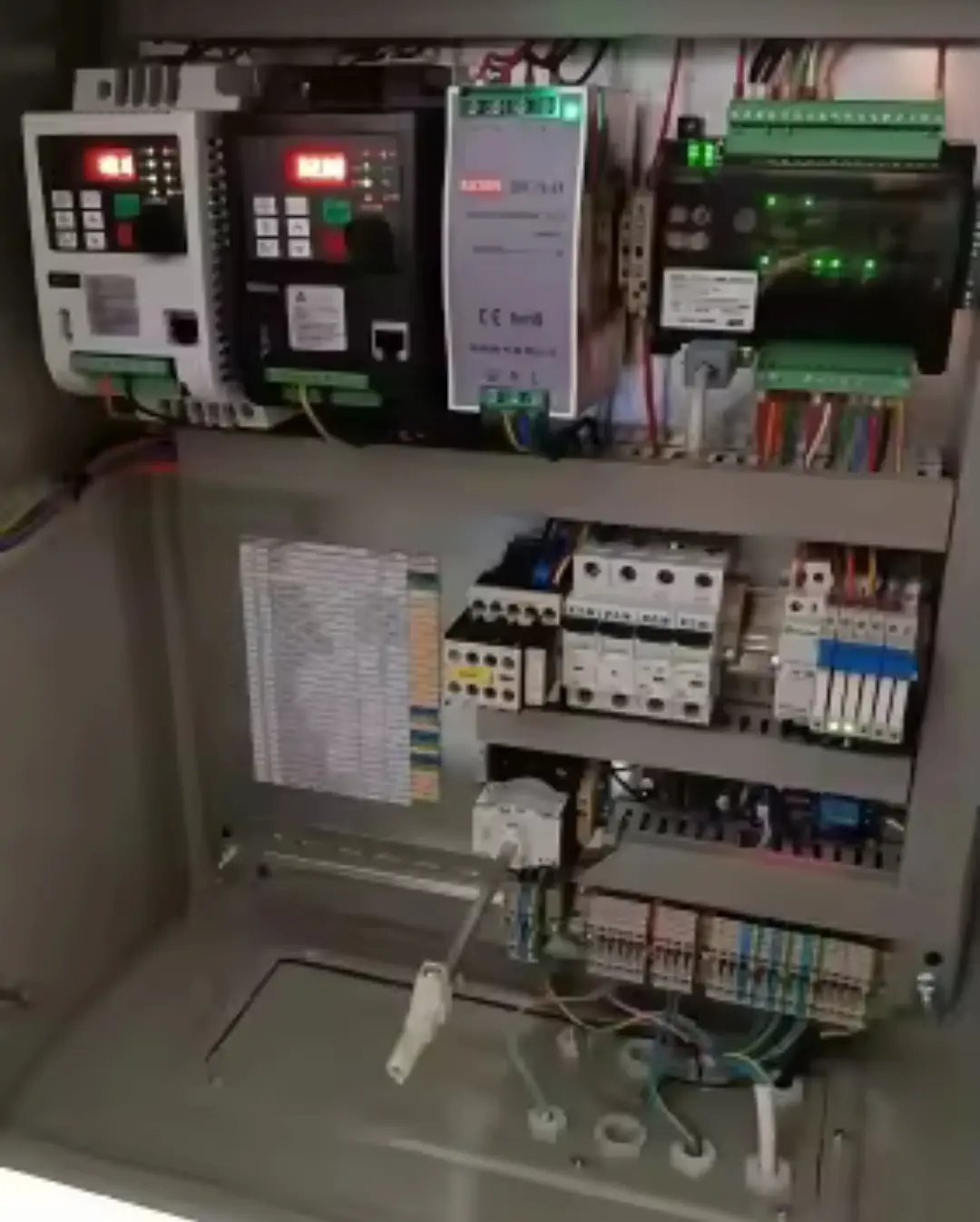 Picture of FX3U 24MR 6AD 2DA RS485 RTC 14 input 10 relay output 6 analog input 2 analog output pic controller only plc