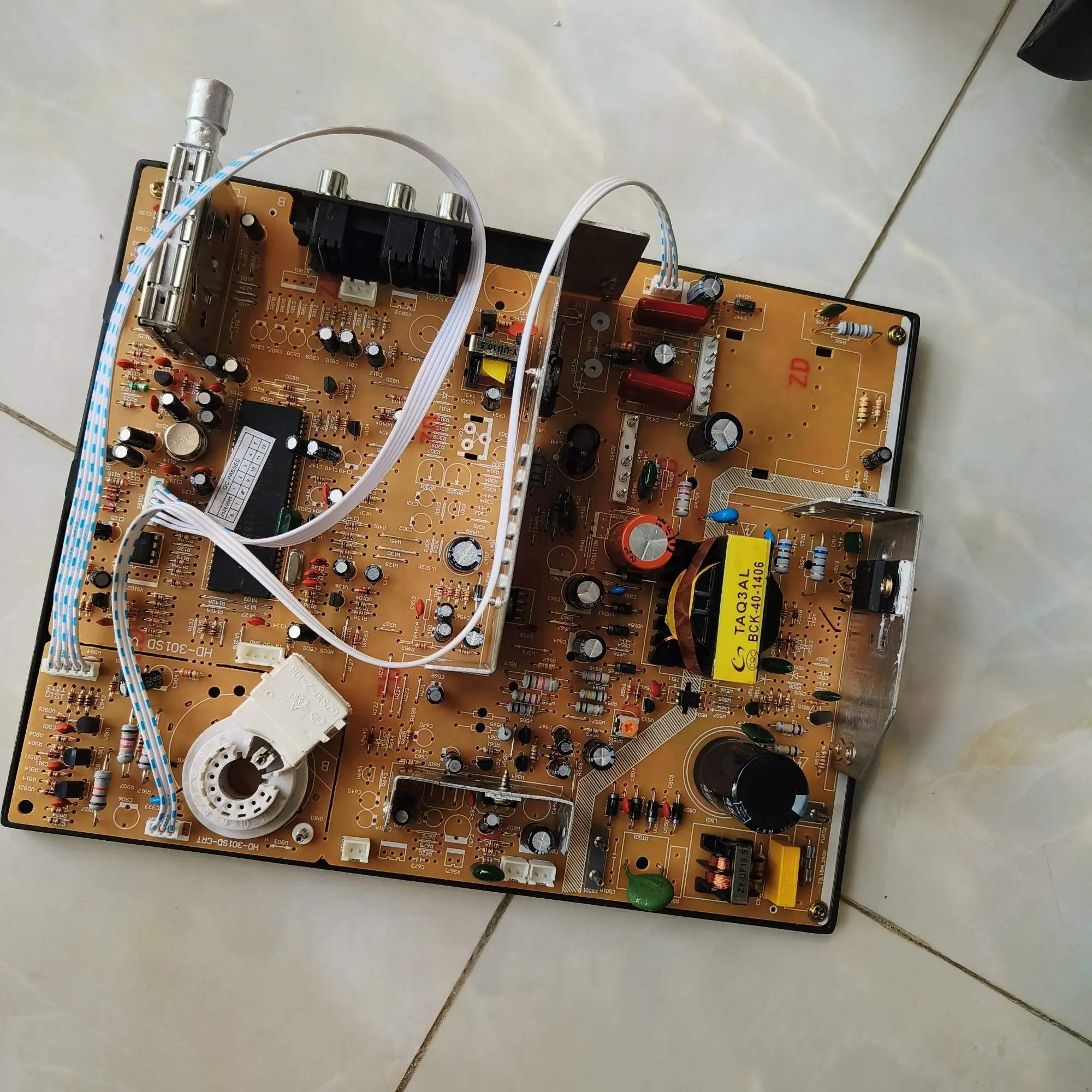 Picture of CRT TV Motherboard 14-21 inch AC 220V High-Definition Digital Color TV Driver Board Analog Box TV Core Board PAL NTSC SECAM part with Sensor Keypad IR Receiver Remote 14-21 CRT TV MB