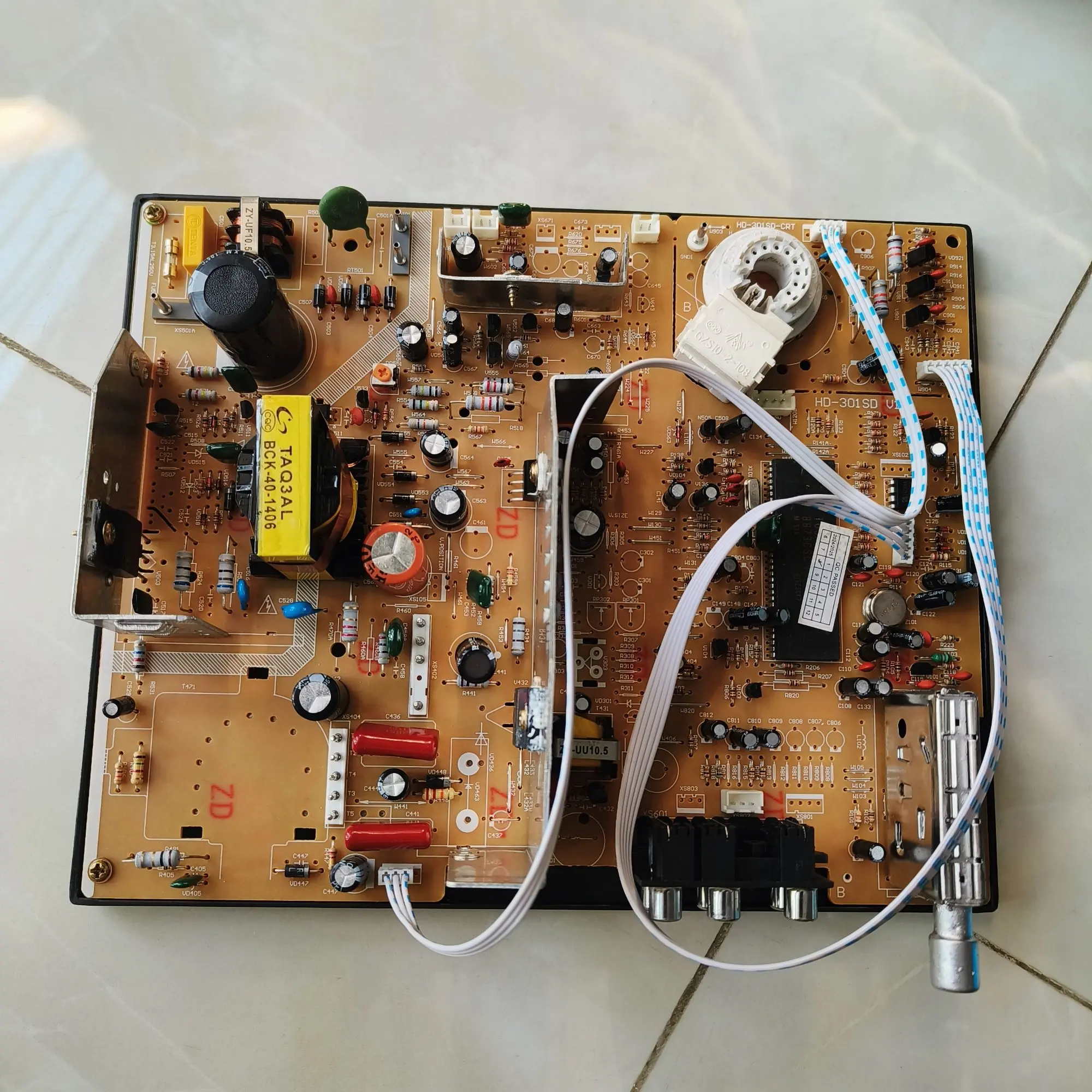 Picture of CRT TV Motherboard 14-21 inch AC 220V High-Definition Digital Color TV Driver Board Analog Box TV Core Board PAL NTSC SECAM part with Sensor Keypad IR Receiver Remote 14-21 CRT TV MB
