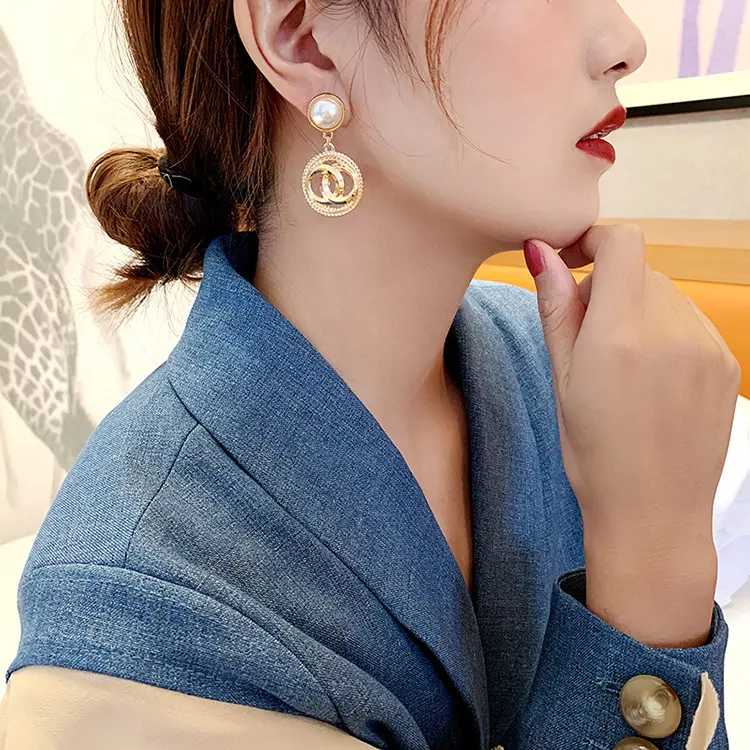 Picture of European And American Fashion Temperament Celebrities Court Style Freshwater Pearl Metal Long Geometric Circle Earrings Female