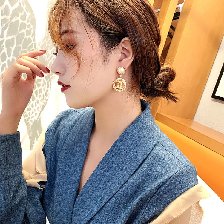 Picture of European And American Fashion Temperament Celebrities Court Style Freshwater Pearl Metal Long Geometric Circle Earrings Female