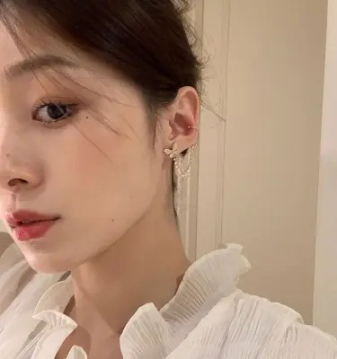 Picture of Ladies Fashion Rhinestone Butterfly  Chain Earrings Punk Personality All-match Exquisite Asymmetrical Ear Clip Jewelry