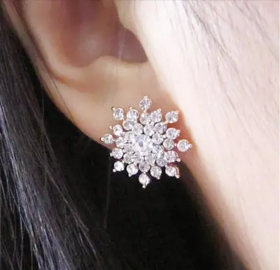 Picture of Korean Fashion Jewelry Exquisite Rhinestone Crystal Christmas Snowflake Flower Earrings Wholesale Boucles d'oreilles Oorbellen