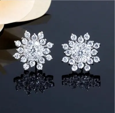 Picture of Korean Fashion Jewelry Exquisite Rhinestone Crystal Christmas Snowflake Flower Earrings Wholesale Boucles d'oreilles Oorbellen