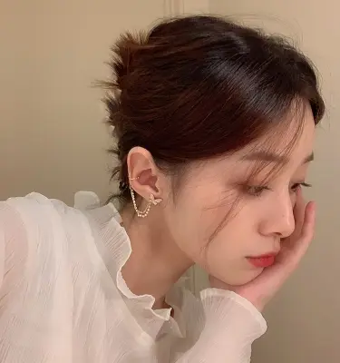 Picture of Ladies Fashion Rhinestone Butterfly Chain Earrings Punk Personality All-match Exquisite Asymmetrical Ear Clip