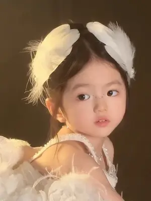 Picture of 2pcs/Set White Color Feather Pearl Hair Clips For Party Performance For Baby girls