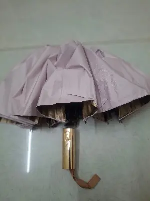 Picture of Luxury 10 Ribs Automatic 3 Folding Umbrella Titanium Gold Sunshade Umbrella with Gold Metal Handle