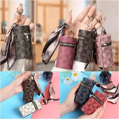 Picture of Mini Keychain Bag Can Store Earphones Lipsticks Hanging Hooks Made Of PVC Material A Gift For Girls