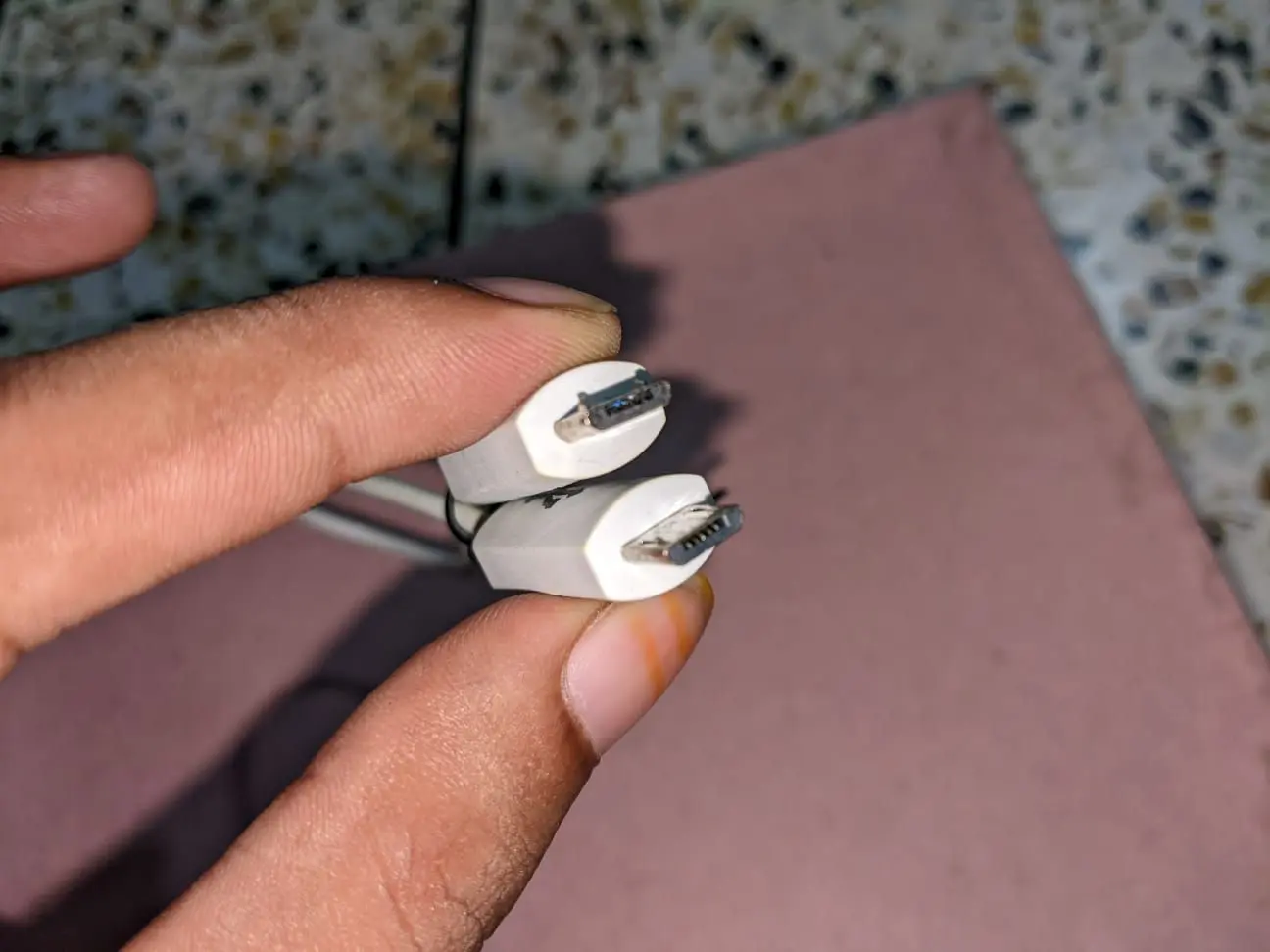 Picture of Mobile to mobile charge transfer cable - White